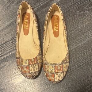 Women's Patterned Flats - Cream and Brown Sz8